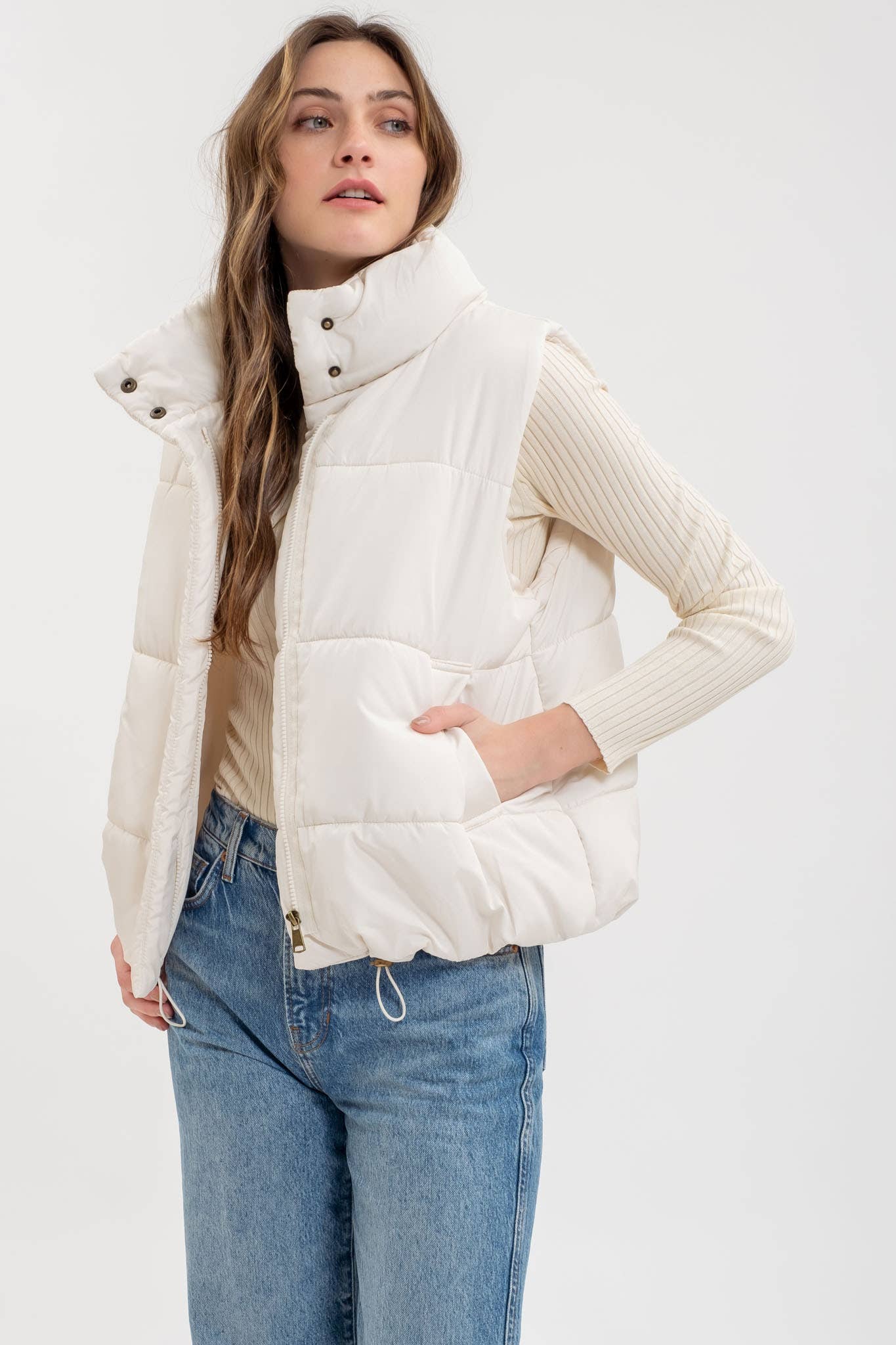 Après Ski Zip Up Puffer Vest: Ivory